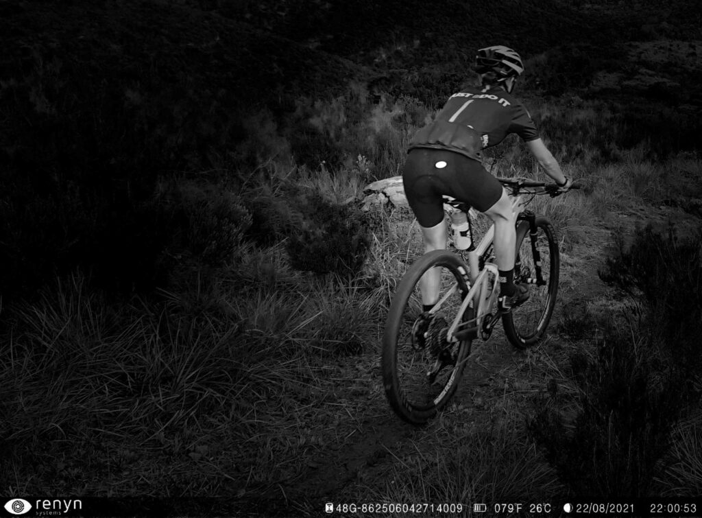 Alarma para fincas captando ciclista