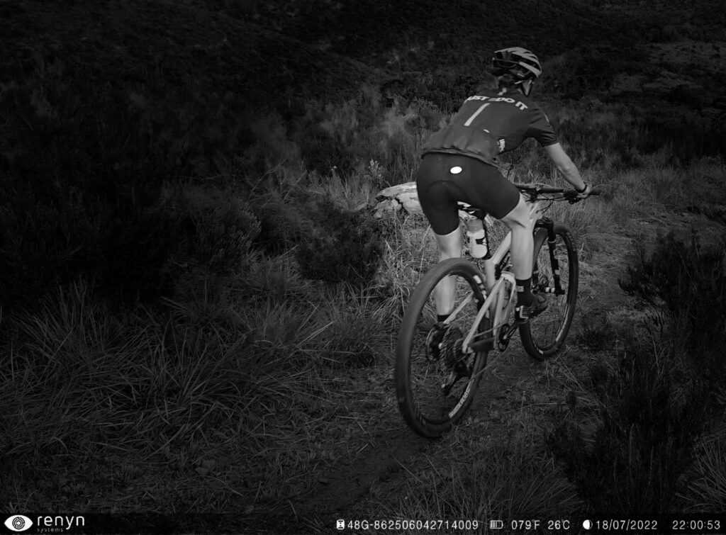 Alarma para fincas captando ciclista